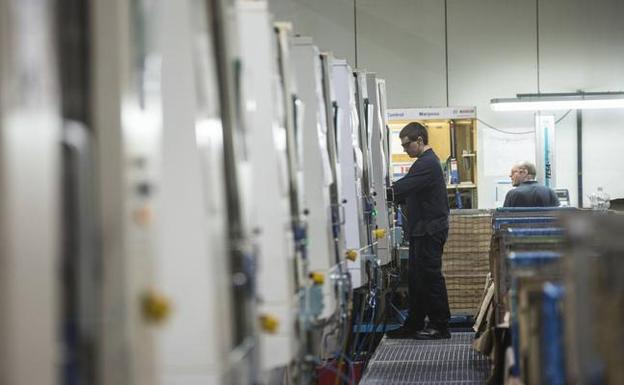 La producción industrial cántabra cae un 2,9%, el tercer mayor descenso del país