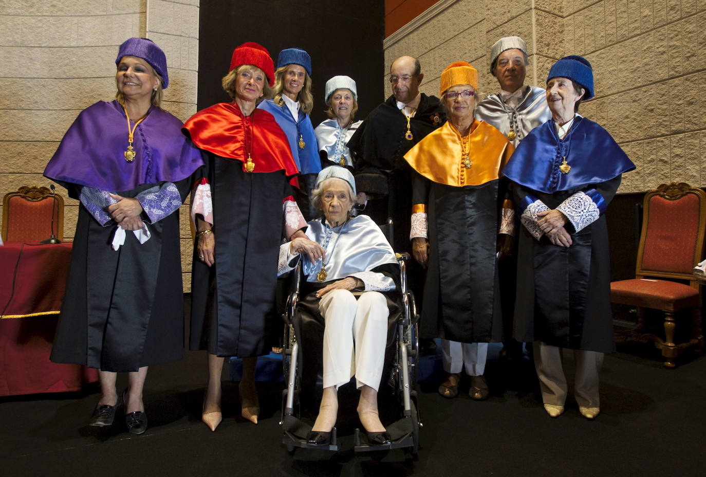 La investigadora, junto a varias reputadas mujeres de varios ámbitos a las que se nombró doctoras honoris causa en la Menéndez Pelayo en 2011.