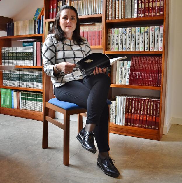 Mónica Quevedo, en la biblioteca de la Casa Consistorial.