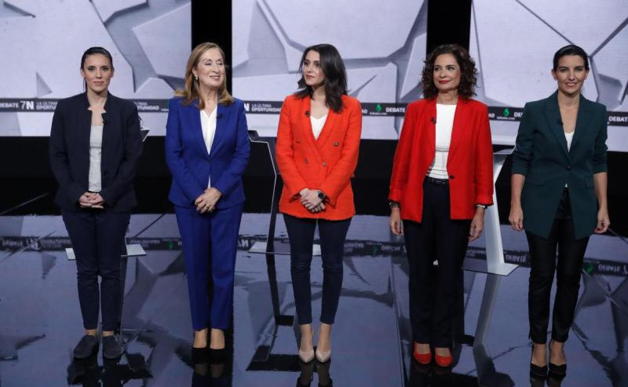 Las dirigentes de los principales partidos con representación parlamentaria, (i-d) Irene Montero (Unidas Podemos), Ana Pastor (PP), Inés Arrimadas (Ciudadanos), María Jesús Montero (PSOE), y Rocío Monasterio (Vox), antes del inicio del debate a cinco.