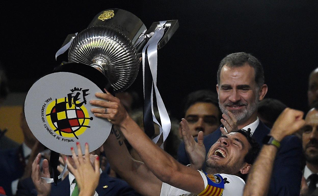 Dani Parejo levanta el trofeo de la Copa del Rey.