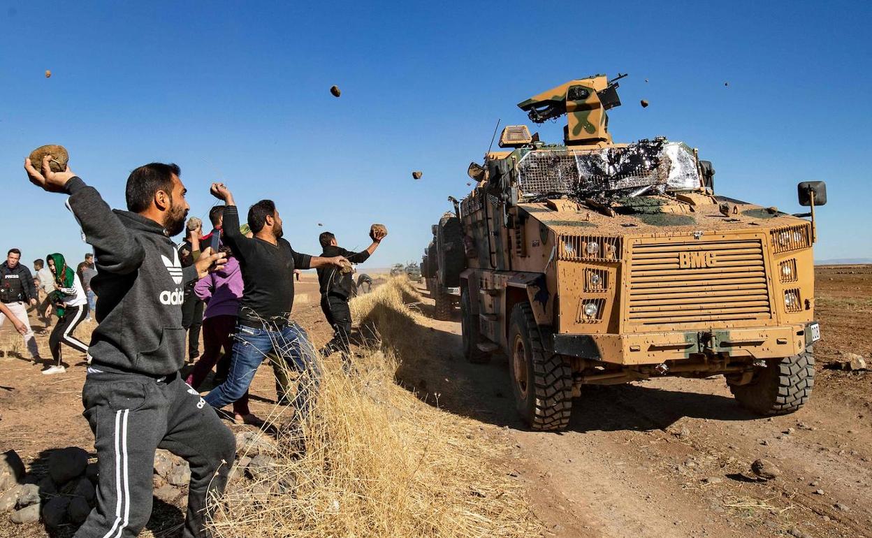 Kurdos lanzan rocas a vehículos militares turcos que realizaban una patrulla conjunta con Rusia en la frontera siria.