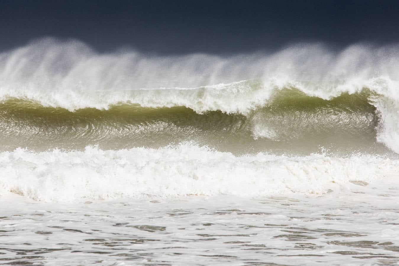 El temporal ha dejado impresionantes imágenes en las playas de Santander y ha dado algún que otro susto a paseantes desprevenidos