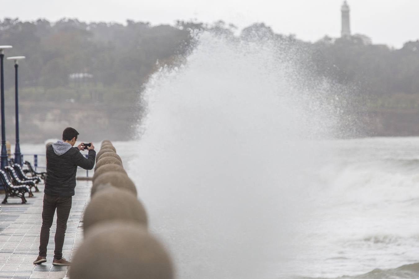 El temporal ha dejado impresionantes imágenes en las playas de Santander y ha dado algún que otro susto a paseantes desprevenidos