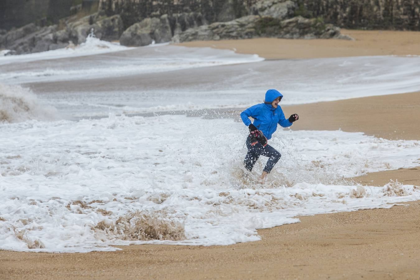 El temporal ha dejado impresionantes imágenes en las playas de Santander y ha dado algún que otro susto a paseantes desprevenidos