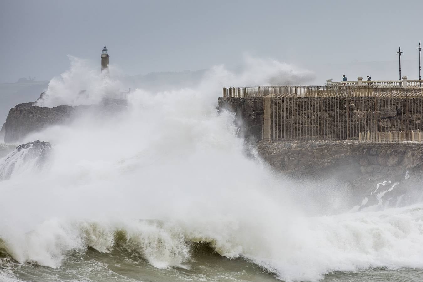 El temporal ha dejado impresionantes imágenes en las playas de Santander y ha dado algún que otro susto a paseantes desprevenidos