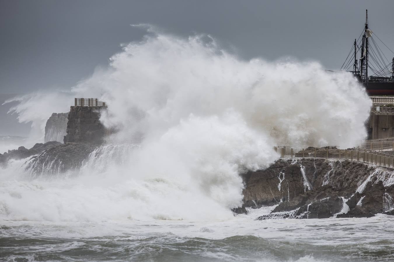 El temporal ha dejado impresionantes imágenes en las playas de Santander y ha dado algún que otro susto a paseantes desprevenidos