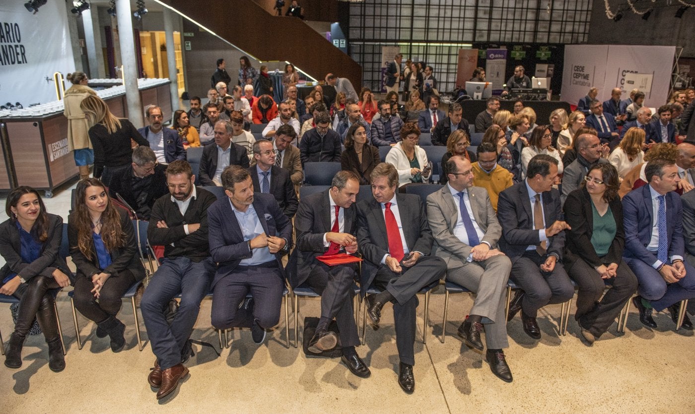 Más de 200 empresarios acudieron ayer al foro organizado por CEOE-Cepyme de Cantabria. 