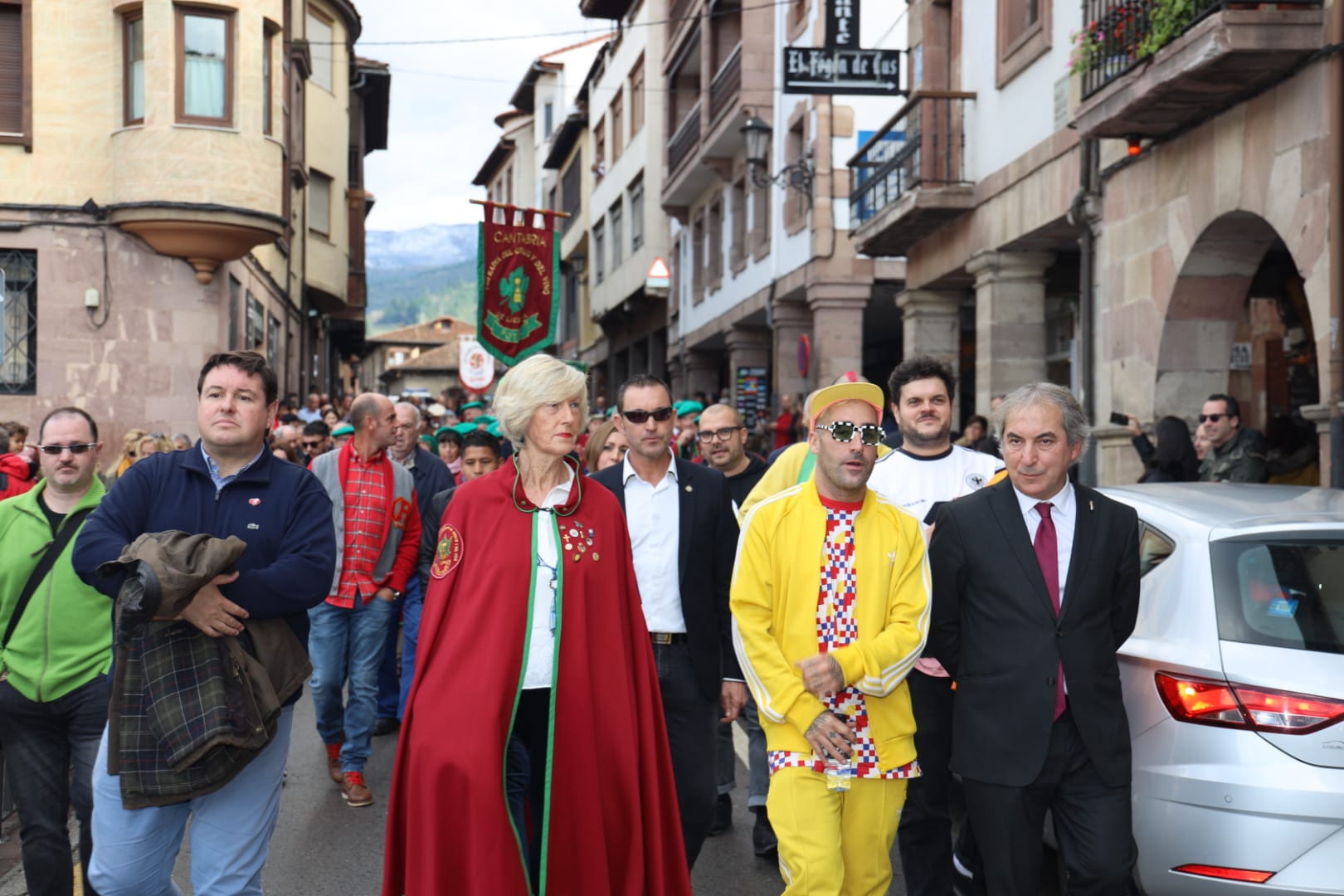 El artista Okuda San Miguel ha sido nombrado Orujero Mayor 2019 en Potes, una villa inmersa en la celebración de una fiesta que aspira a ser de Interés Turístico Internacional.