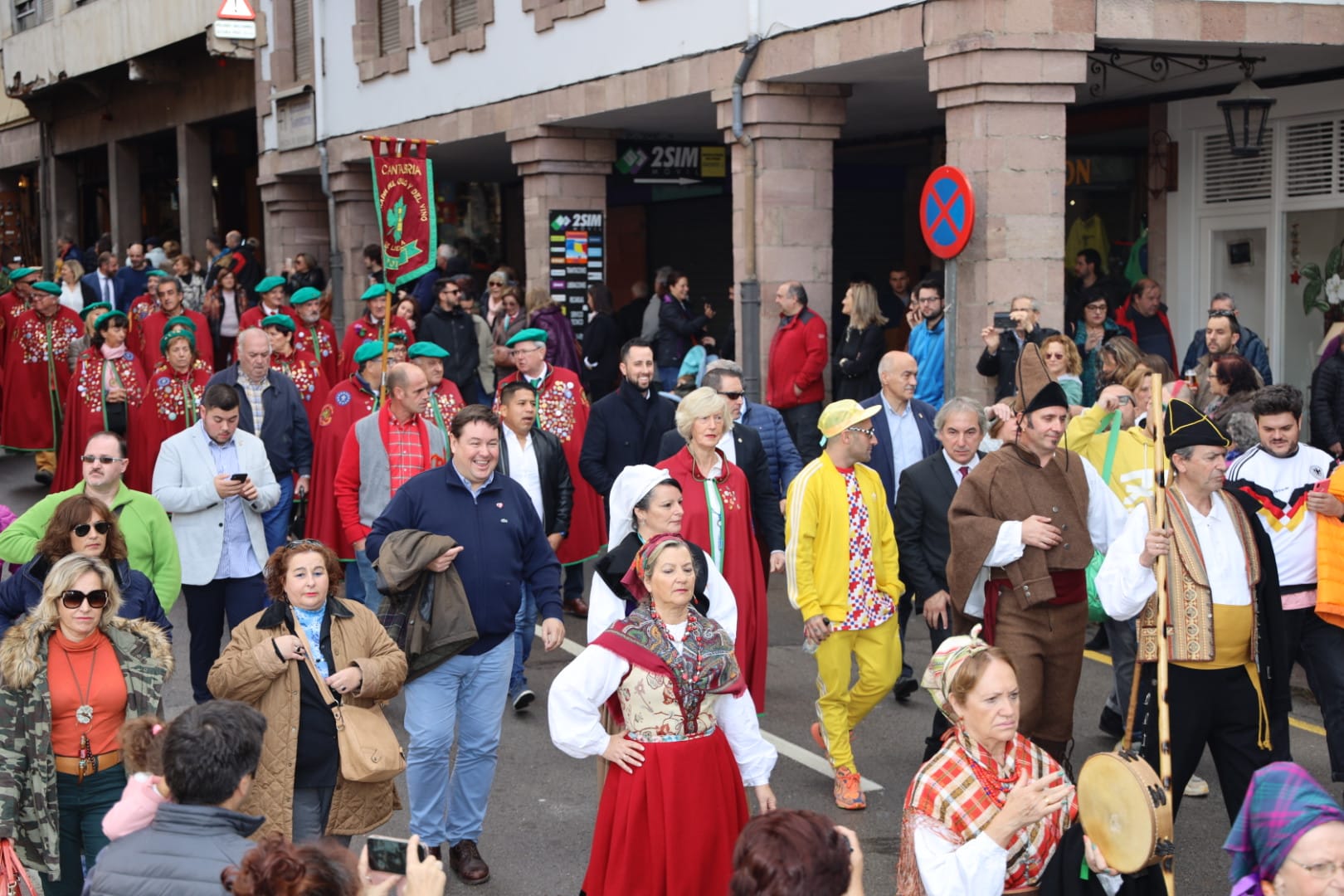 El artista Okuda San Miguel ha sido nombrado Orujero Mayor 2019 en Potes, una villa inmersa en la celebración de una fiesta que aspira a ser de Interés Turístico Internacional.