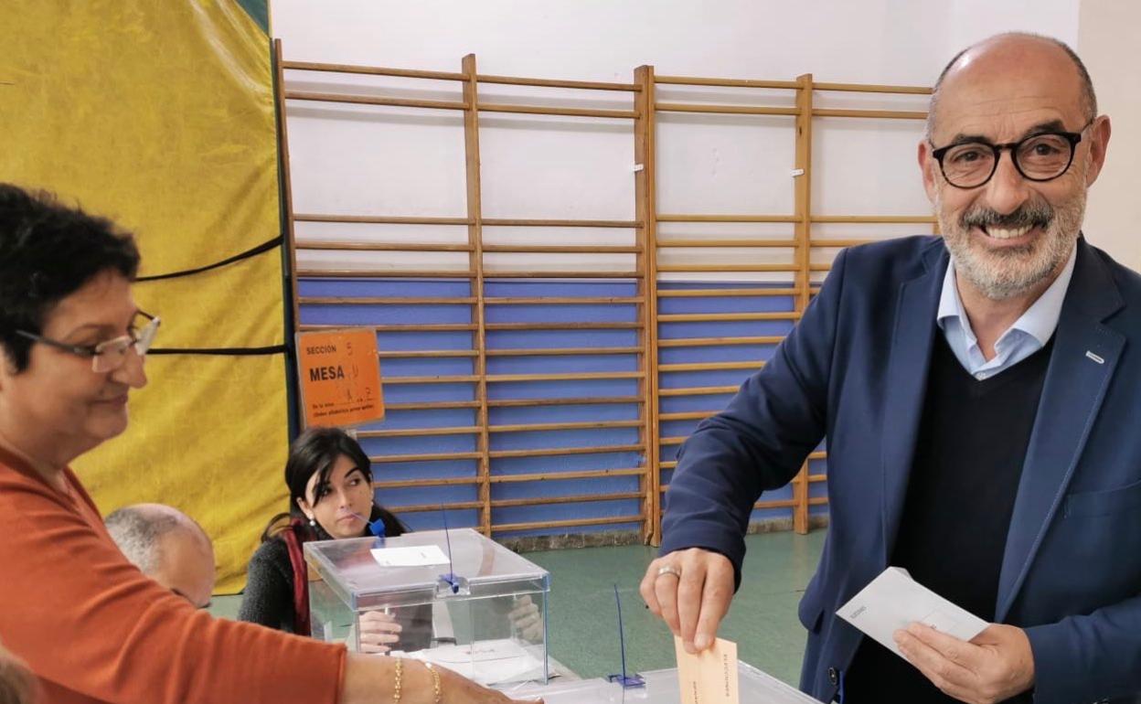 RFélix Álvarez en el momento de depositar su voto esta mañana.
