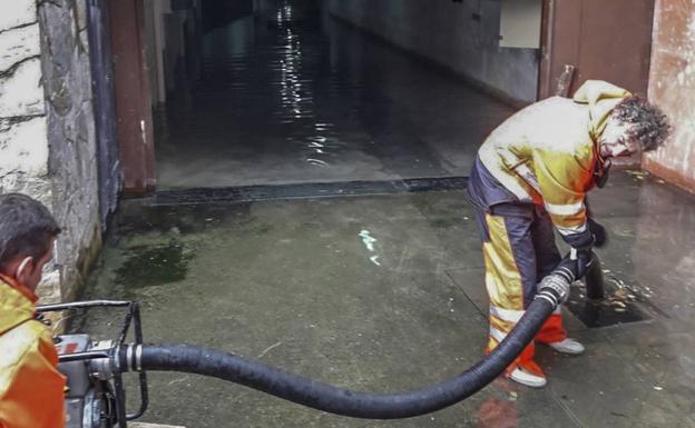 La policía local y los bomberos del parque de Laredo tuvieron que achicar agua de unos garajes que se inundaron ayer en Arnuero.