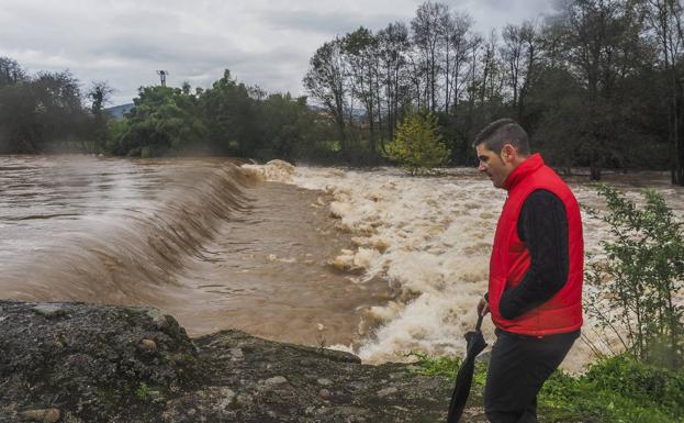 Los ríos de la región, como el Pisueña, aumentaron su caudal como consecuencia de las lluvias que volvieron a caer ayer. 