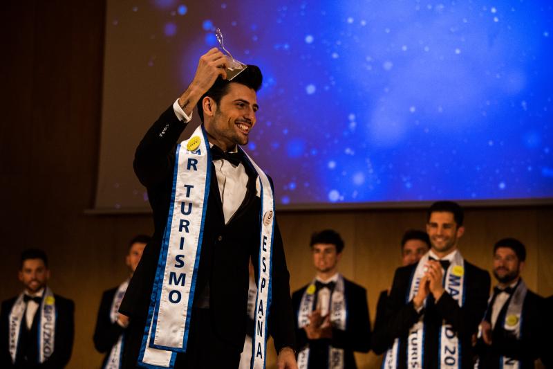 Samuel López, de 23 años y procedente de Torrevieja (Alicante), venció en el certamen Míster Turismo celebrado en Bilbao, donde el bailarín Andy Padrón representó a Cantabria.