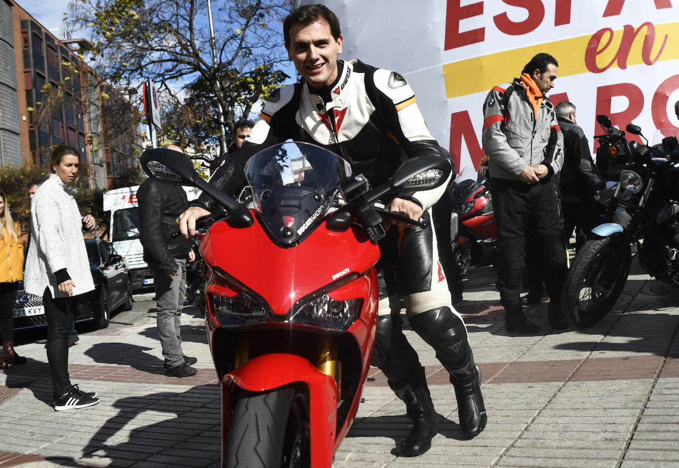 El ya exlíder de Ciudadanos ha dejado algunas imágenes para el recuerdo. En la última campaña electoral viajó en moto desde la sede de la formación naranja en Madrid a Valladolid.