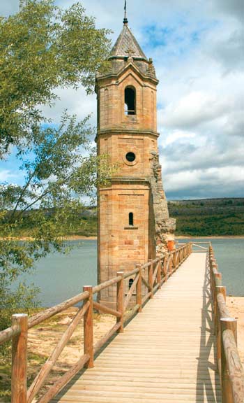 Imagen secundaria 2 - Iglesia románica de San Julián, en Bustasur. Iglesia de Santa María, ubicada en Arroyo. Restos de la antigua iglesia parroquial de Villanueva, a la que las aguas del pantano del Ebro cubrieron.