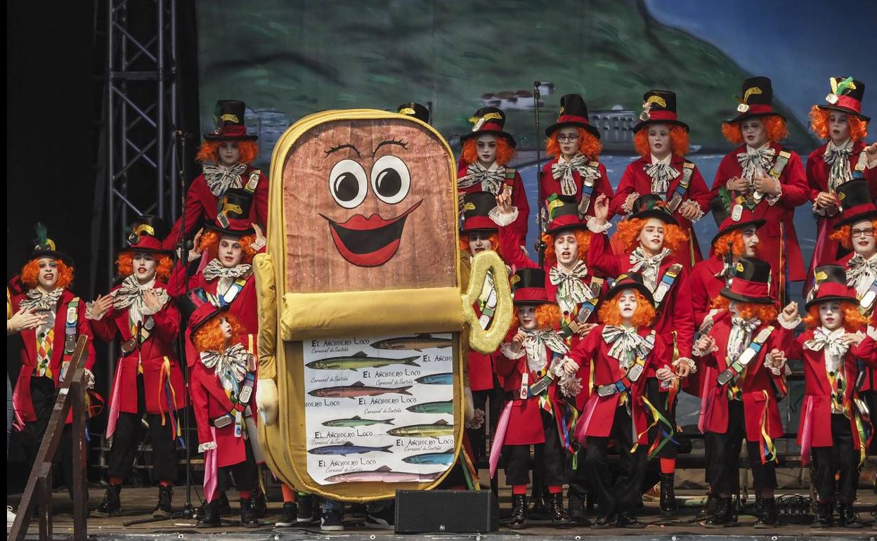 Una de las comparsas que ha participado en el Carnaval de Santoña.