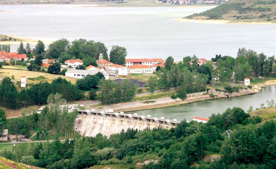 Vista del pantano del Ebro y de la presa.