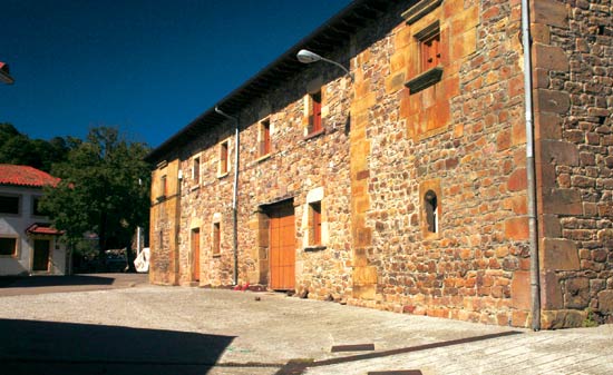 Imagen principal - Casa palacio en Santa Maria de Aguayo. Casa popular de San Miguel de Aguayo. Torre de los Ríos.