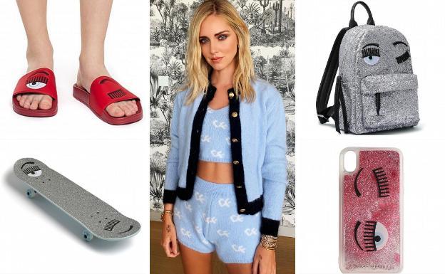 Chiara Ferragni lleva 'total look' de su marca (parte superior por 195 euros y short por 295). También vende chancletas (95 euros), patinetes (250), mochilas (395) o carcasas para el móvil (50).