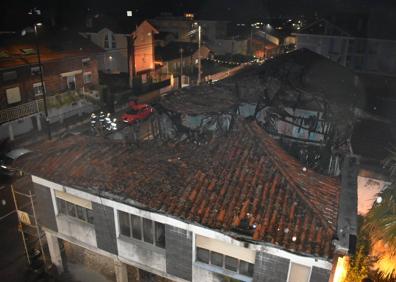 Imagen secundaria 1 - Derrumbe parcial de un edificio de Los Corrales que amenazaba ruina