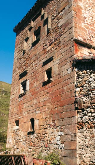 Imagen secundaria 2 - Casa palacio en Santa Maria de Aguayo. Casa popular de San Miguel de Aguayo. Torre de los Ríos.