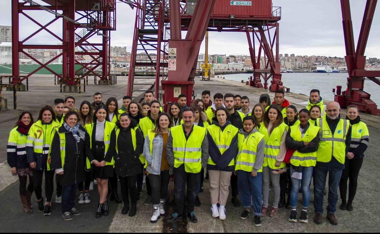 Los estudiantes y tutores junto a Andrés Gómez durante la visita a TASA en el Puerto de Santander.