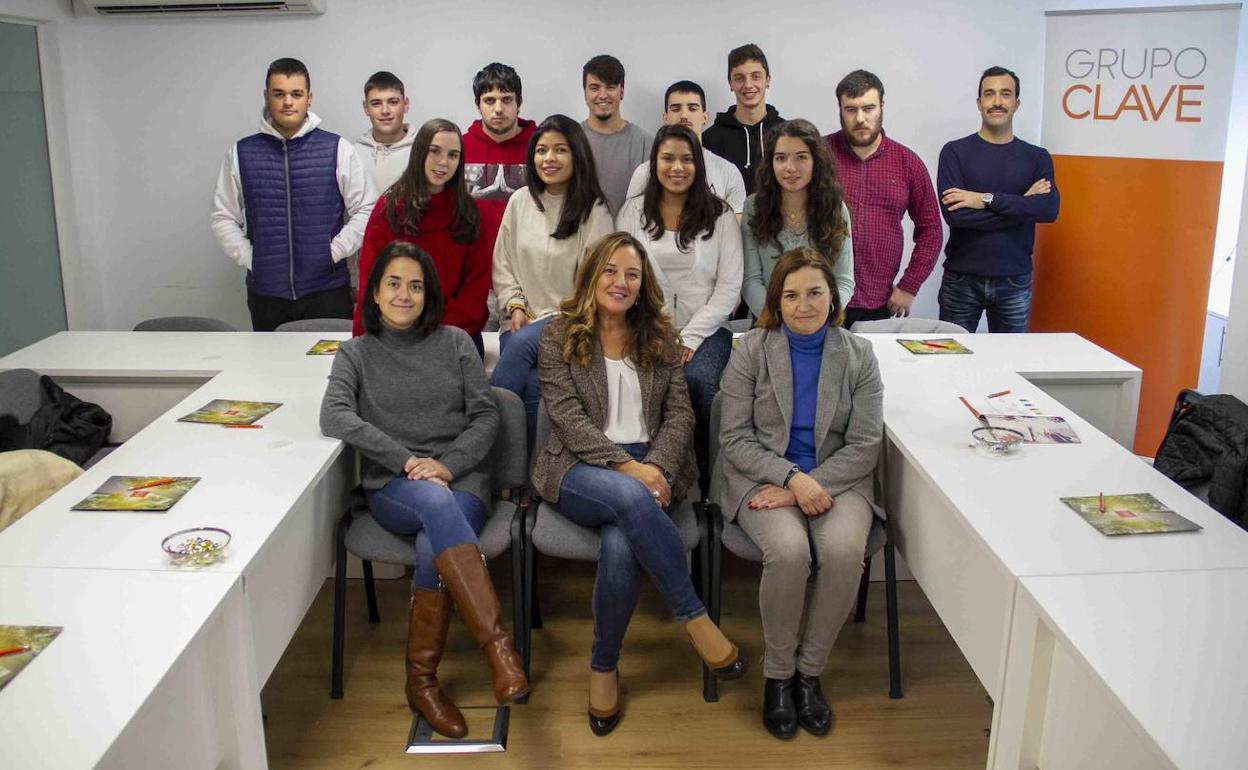 Los alumnos y equipo de tutores con Eva Martín, directora del Grupo Clave.