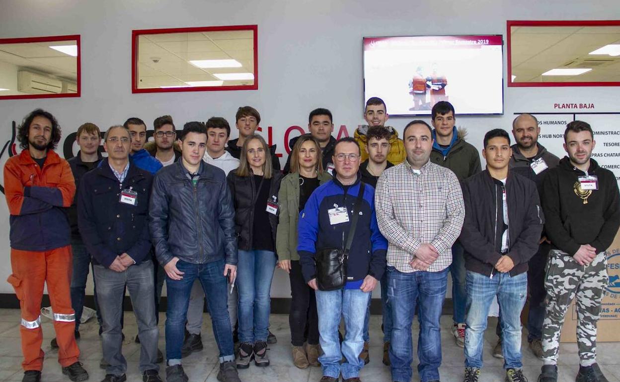 Los estudiantes y tutores junto a Rosa Castrillo durante la visita a Celsa Group & Global Steel Wire.