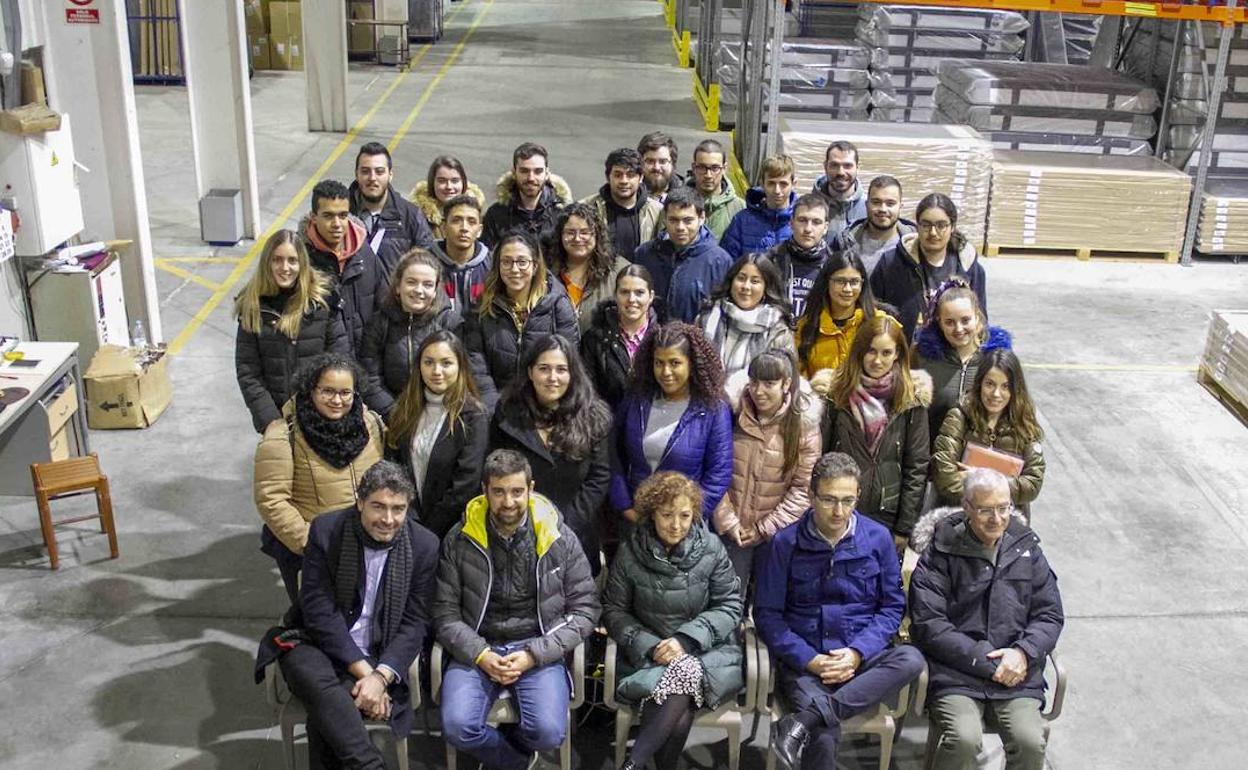 Los estudiantes y tutores durante la visita junto a sus mentores Gabriel Cosgui y María Jesús Soberón.