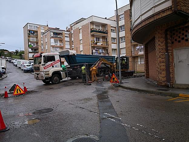 Imagen de varios operarios trabajando en el barrio de San Antonio el pasado viernes. :: dm