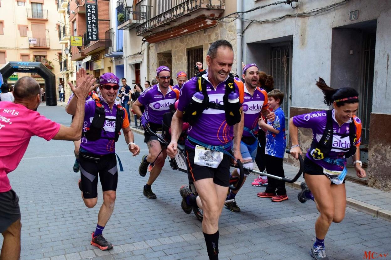 El equipo cántabro de 'Arrastrasillas' realiza el último esfuerzo para llegar a la meta como ganador. :: DM