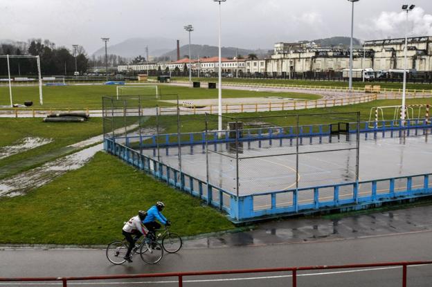 El Complejo Deportivo Óscar Freire forma parte de las instalaciones de Sniace y es utilizado por el Ayuntamiento.