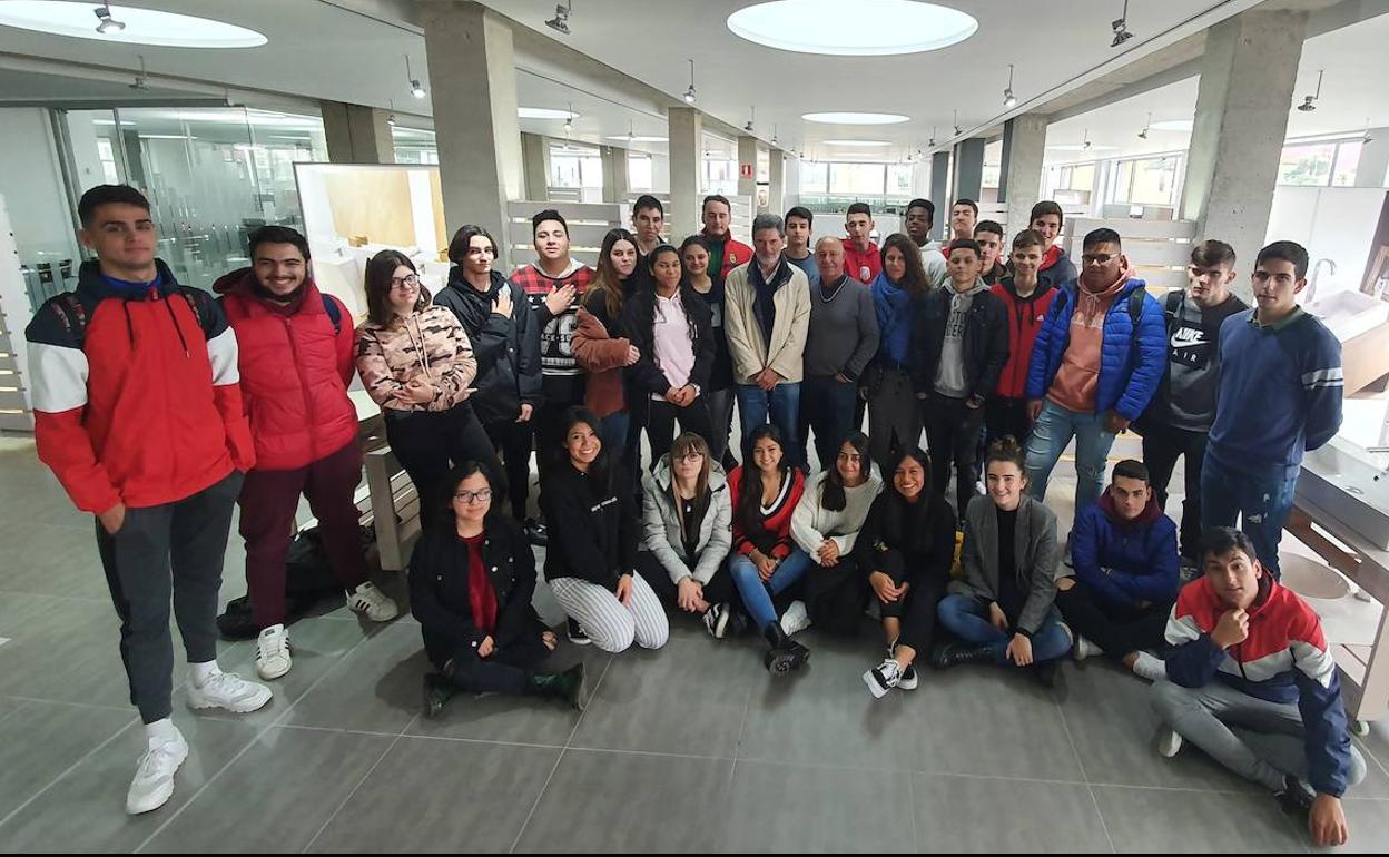 Los alumnos en las oficinas de Bathco en Santander.