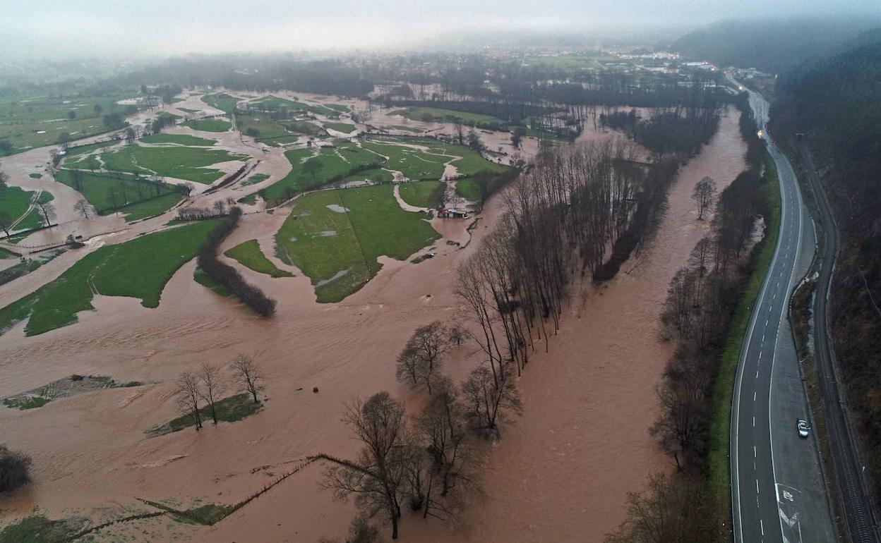 Imagen de archivo de las inundaciones que provocó el río Saja a su paso por Virgen de la Peña el pasado mes de enero.