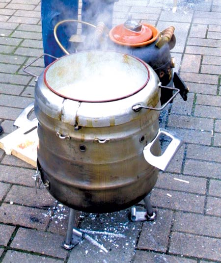 La olla ferroviaria se utiliza para la preparación de una suculenta receta de carne con patatas.