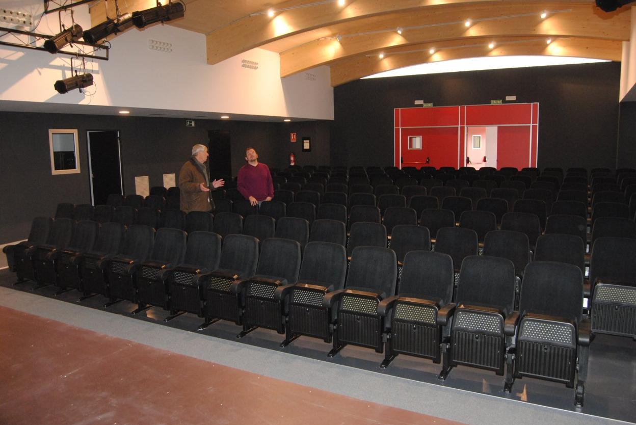 La sala interior, de gran amplitud, ya está dotada de las butacas y de los puntos de luz led.