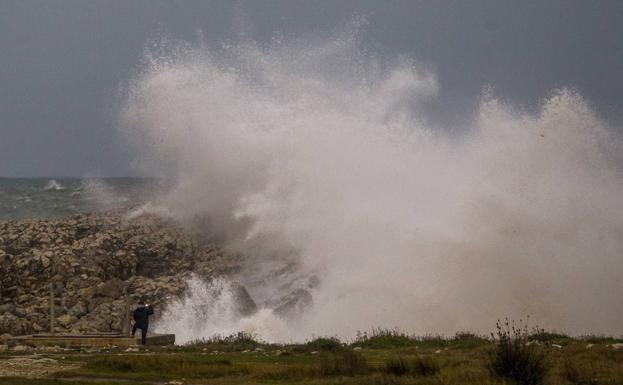 La alerta naranja trae más frío que nieve y olas de 6 metros cerca de la costa