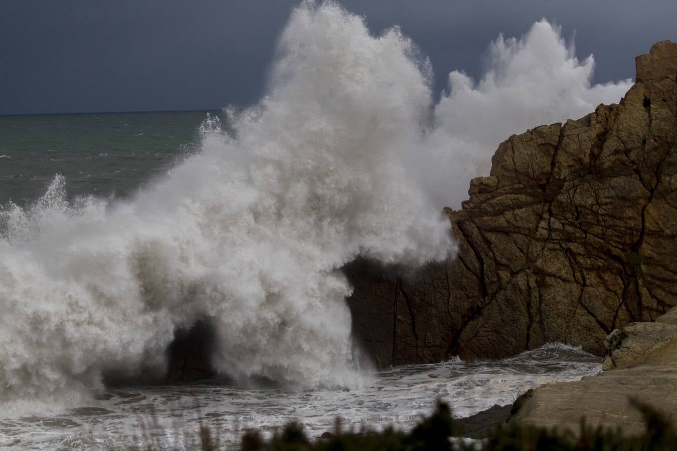 El marcha choca contra las rocas de La Virgen del Mar