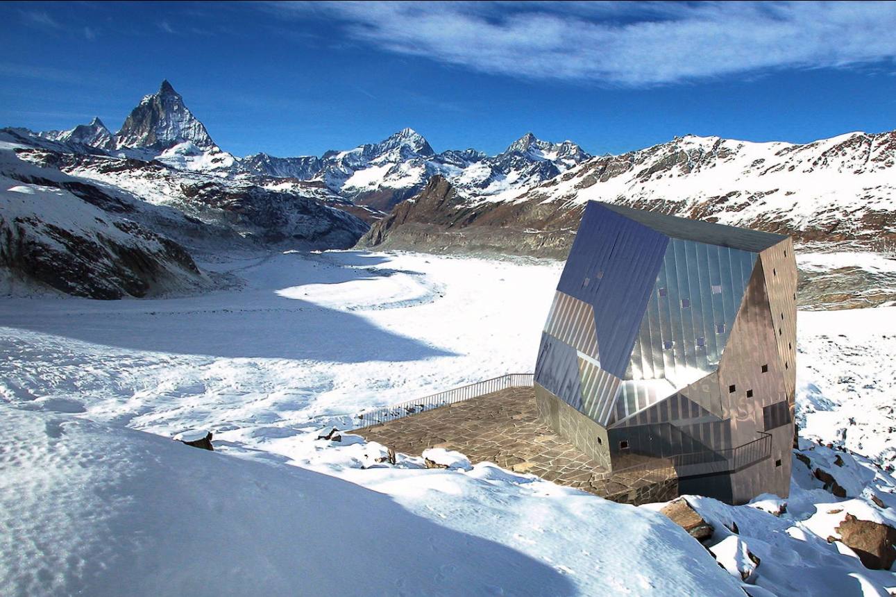 Refugio Monte Rosa (Suiza). Este refugio se sitúa a la cabeza de los refugios más modernos y sofisticados del mundo. Con un exterior de aluminio y vidrio casi futurista y con su fachada sur repleta de placas solares que garantizan el 90% de sus necesidades energéticas. Está instalado a 2.810 metros de altura en la 'Untere Platje', un imponente riñon rocoso que surge entre los glaciares de Grenz, Gorner y del Monte Rosa, en pleno corazón de los Alpes suizos. Además de las vistas de cumbres, los visitantes también pueden disfrutar de espectaculares glaciares próximos a este lugar. Su precio es de 65 euros por persona.