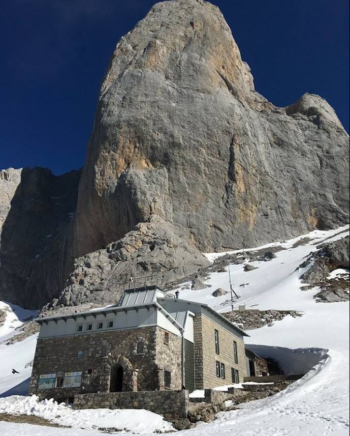 Refugio del Urriellu (Asturias). Custodiado por el imponente Pico Urriellu, este refugio se encuentra a 1.960 metros de altitud en la cima más conocida de los Picos de Europa y lleva ofreciendo su techo y víveres a los montañeros desde 1954. Años más tarde, en 1990, fue condicionado y reabierto por el Gobierno de Asturias y el concejo de Cabrales. Actualmente es uno de los miradores más impresionantes de Picos de Europa y un lugar perfecto para pasar la noche por no más de 15 euros.