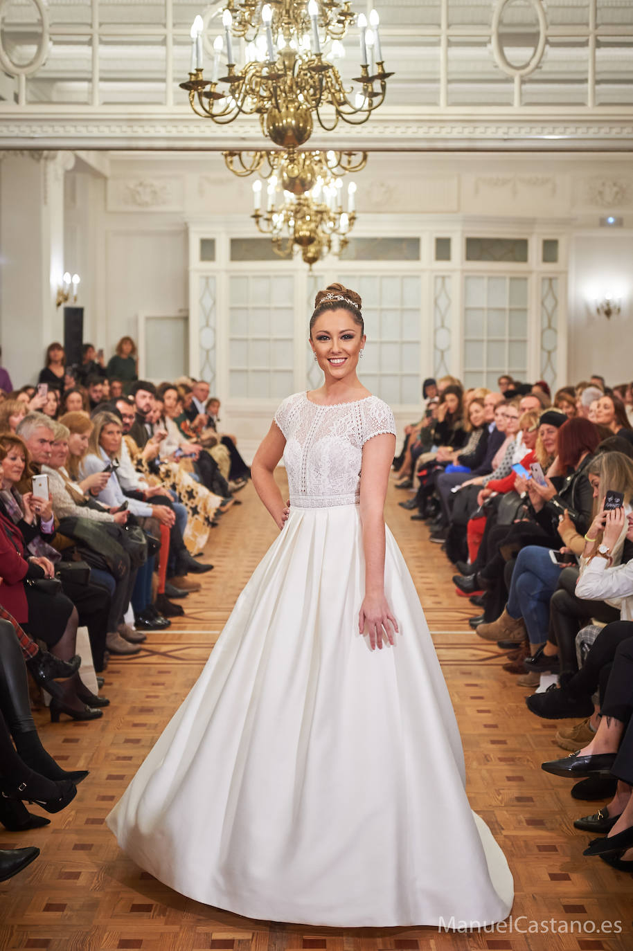 El Hotel Real acogió un aplaudido desfile nupcial de Alma de Boda y Peluquería Montserrat Núñez con Rosa Benito como madrina.