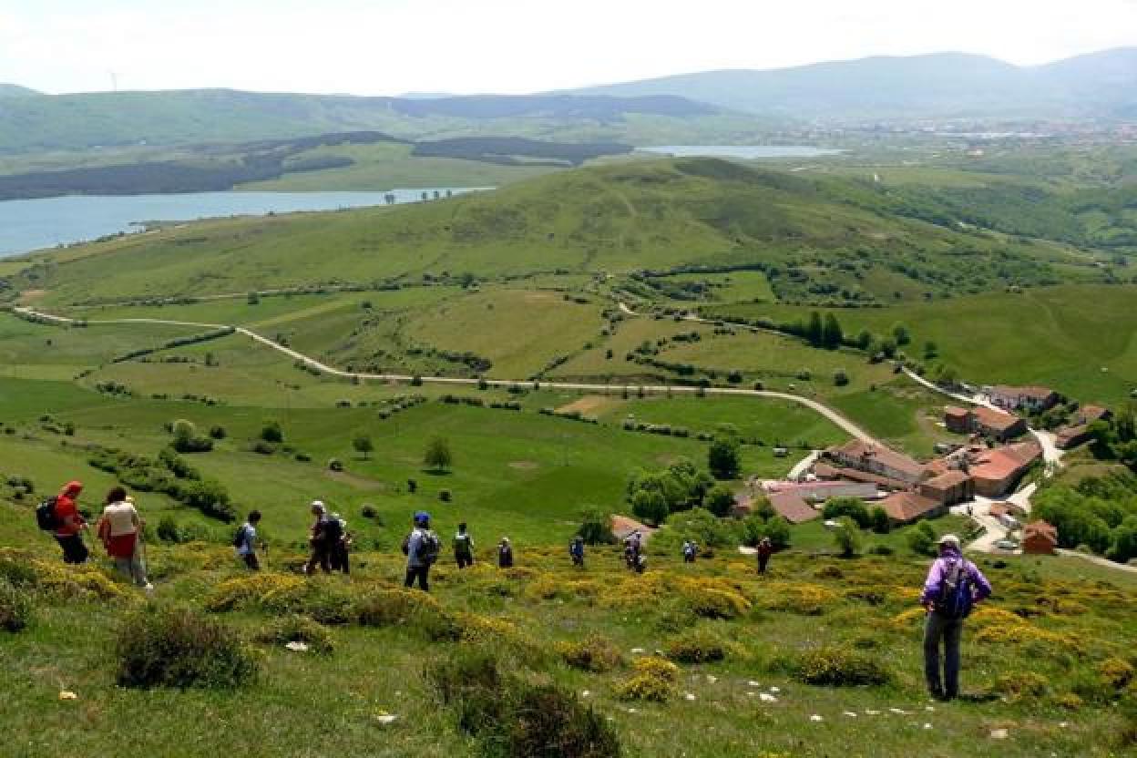 Un momento de la marcha, con Villapaderne abajo y al fondo el pantano del Ebro. 