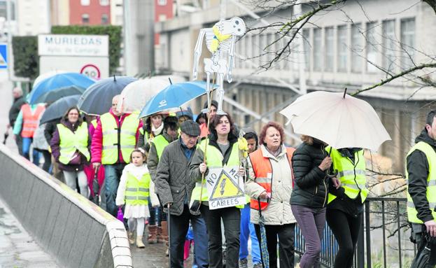 Los vecinos afectados se echaron a la calle para reivindicar un trazado alternativo al planteado por Red Eléctrica. 