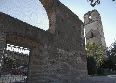 Imagen secundaria 1 - En la foto principal, antiguo palacio condal, donde se alojó Felipe III. Sobre estas líneas, torreón medieval del pueblo y el historiador local Fausto Jesús Arroyo López, de 65 años, y divulgador de este curioso hecho. 