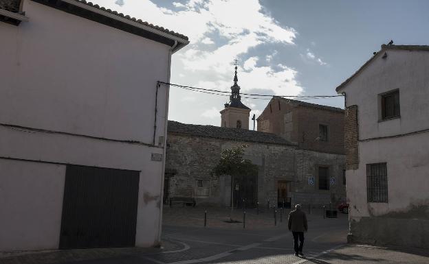 Imagen principal - En la foto principal, antiguo palacio condal, donde se alojó Felipe III. Sobre estas líneas, torreón medieval del pueblo y el historiador local Fausto Jesús Arroyo López, de 65 años, y divulgador de este curioso hecho. 