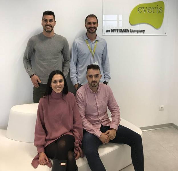 Integrantes del equipo mixto de la empresa Everis, que estará el domingo en la línea de salida.