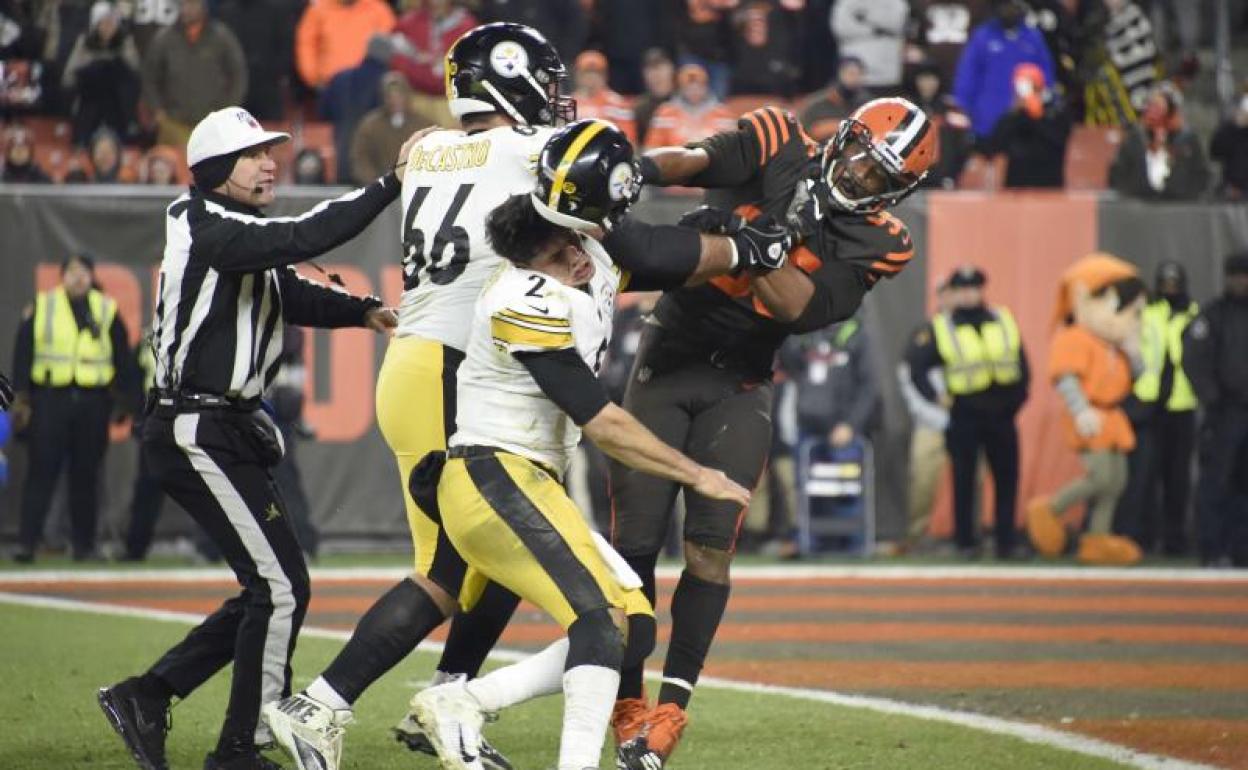 Momento en que Myles Garrett, de los Browns, agrede a Mason Rudolph, de los Steelers. 