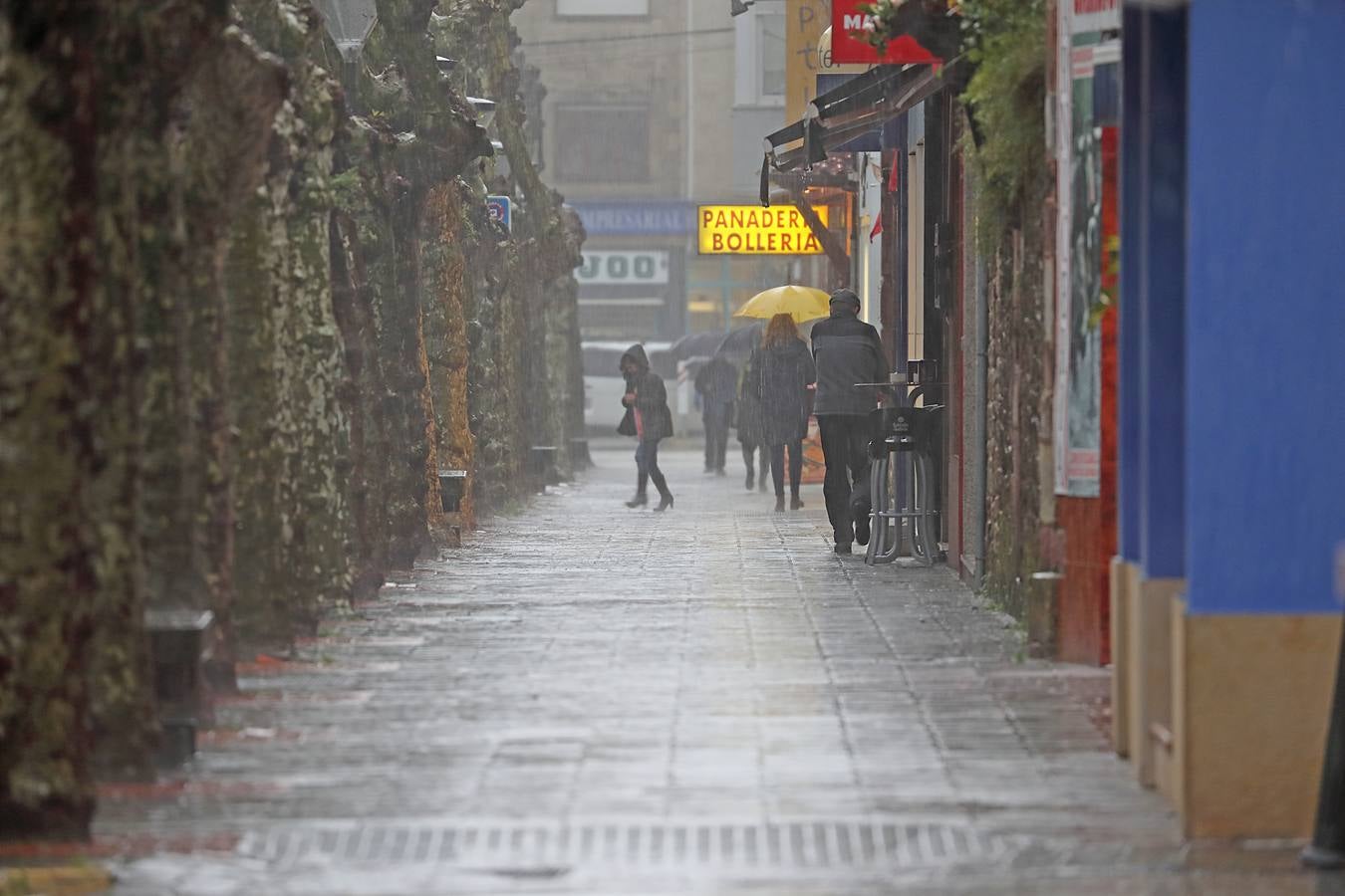 El sur de Cantabria esta cubierto de nieve, mientras el granizo, el agua y el frío llegan a todos los rincones