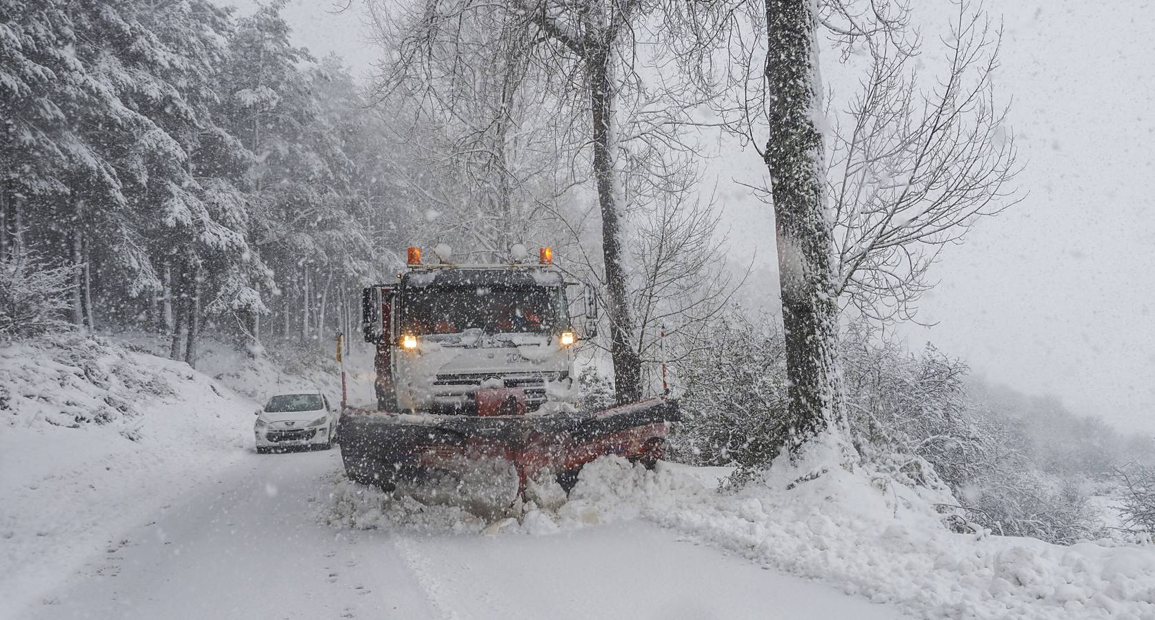 El sur de Cantabria esta cubierto de nieve, mientras el granizo, el agua y el frío llegan a todos los rincones